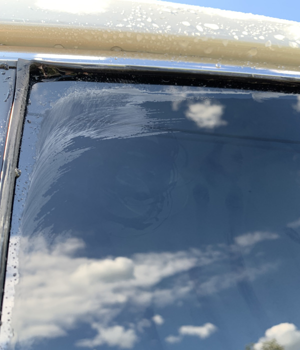 キイロビンゴールドの白い部分が残ったハリアー80系のガラス