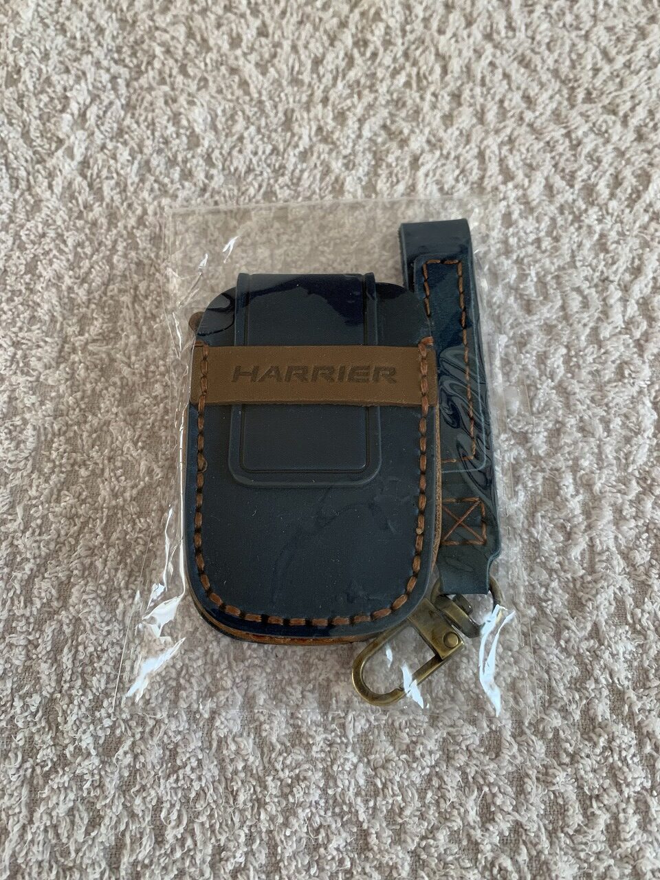 透明の袋に入っているハリアー80系専用設計キーケース（ブルー）