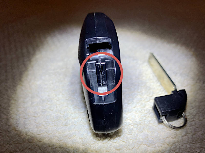 ハリアー80系スマートキーの電池交換方法・電池の種類 スマートキーを開けるためにメカニカルキーを差し込む箇所